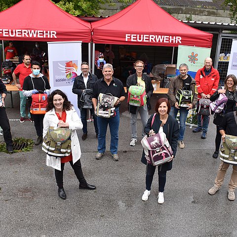 Landeshauptmann-Stellvertreterin Ingrid Felipe, Landesrätin Gabriele Fischer und Martin Baumann vom Umweltverein Tirol mit den KooperationspartnerInnen des ReUse-Projekts „Tiroler Schultaschen-, Schulrucksäcke- und Schulsachen-Sammlung“.
