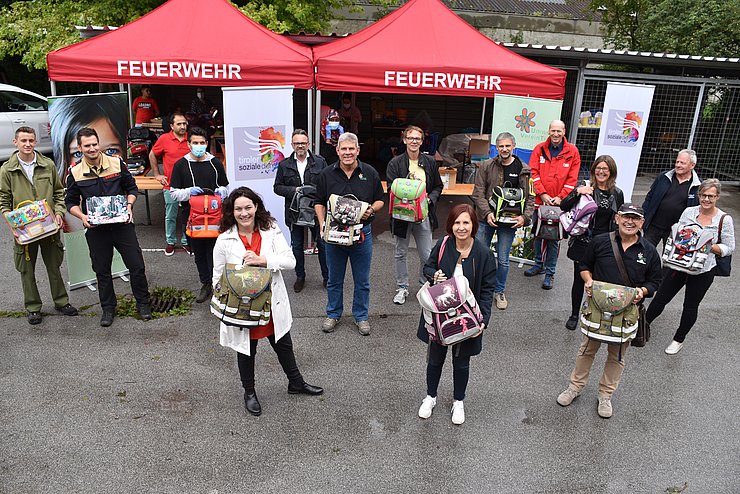 Landeshauptmann-Stellvertreterin Ingrid Felipe, Landesrätin Gabriele Fischer und Martin Baumann vom Umweltverein Tirol mit den KooperationspartnerInnen des ReUse-Projekts „Tiroler Schultaschen-, Schulrucksäcke- und Schulsachen-Sammlung“.
