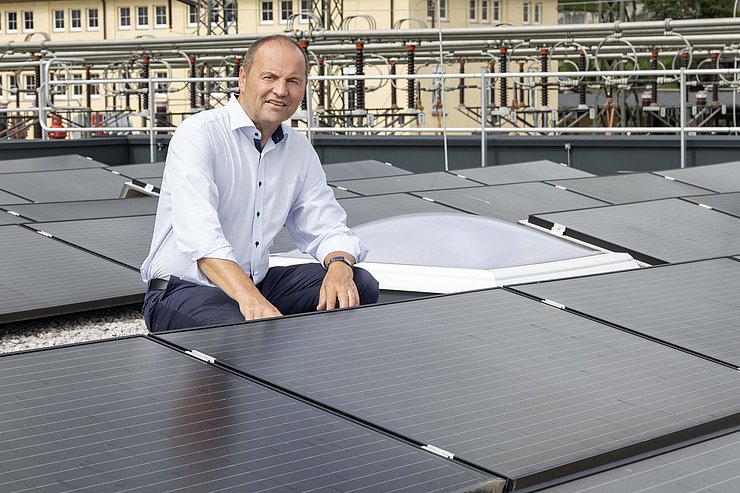 Josef Geisler und PV-Anlage.