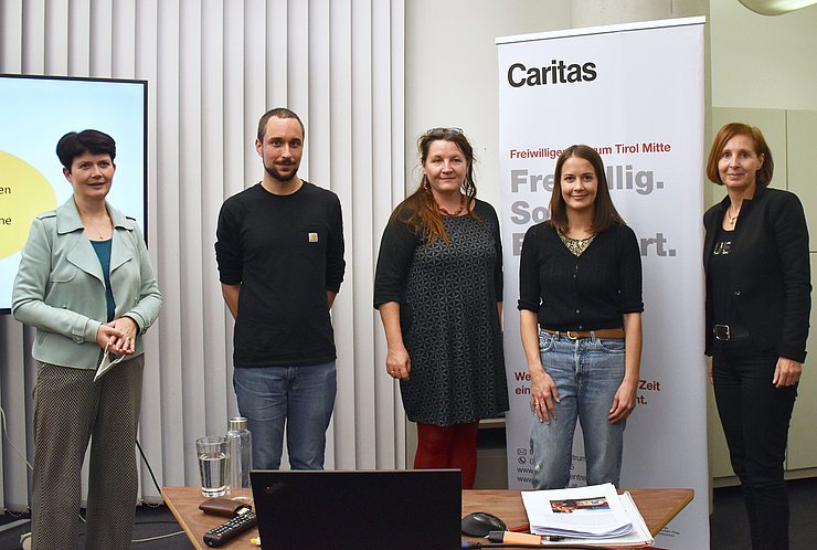 Gruppenfoto der Personen, stehend