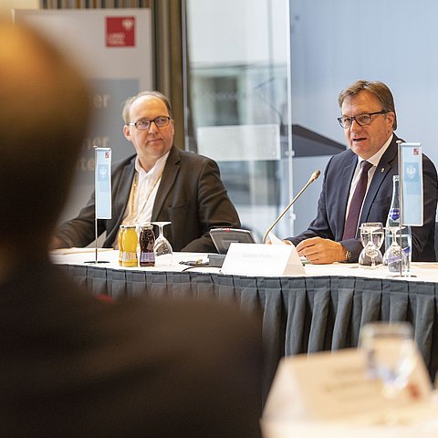 Dialog mit den Religionsgemeinschaften im Innsbrucker Landhaus (von li.): Bischof Hermann Glettler, Landeshauptmann Günther Platter „Wir sind den Vertreterinnen und Vertretern aller Religionsgemeinschaften sehr dankbar, dass sie den Menschen speziell in den vergangenen Wochen zur Seite gestanden sind“, betont Landeshauptmann Platter.