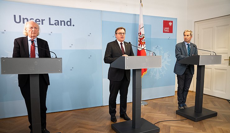 Bei der im Internet übertragenen Landespressekonferenz von links Artur Wechselberger (Präsident Ärztekammer Tirol), LH Günther Platter und Günter Weiss (Direktor der Universitätsklinik für Innere Medizin in Innsbruck).