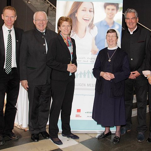 v.l.: Christian Bidner, Land Tirol, Martin Lesky, Caritas, LTP Herwig van Staa, Bgm. Christine Oppitz-Plörer, Sr. Pia Regina, Caritasdirektor Georg Schärmer, Messekoordinatorin Barbara Girardi,  NR Max Unterrainer