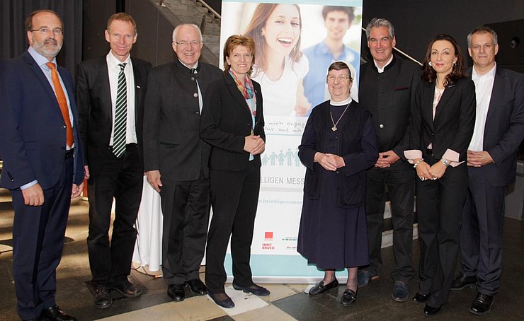 v.l.: Christian Bidner, Land Tirol, Martin Lesky, Caritas, LTP Herwig van Staa, Bgm. Christine Oppitz-Plörer, Sr. Pia Regina, Caritasdirektor Georg Schärmer, Messekoordinatorin Barbara Girardi,  NR Max Unterrainer