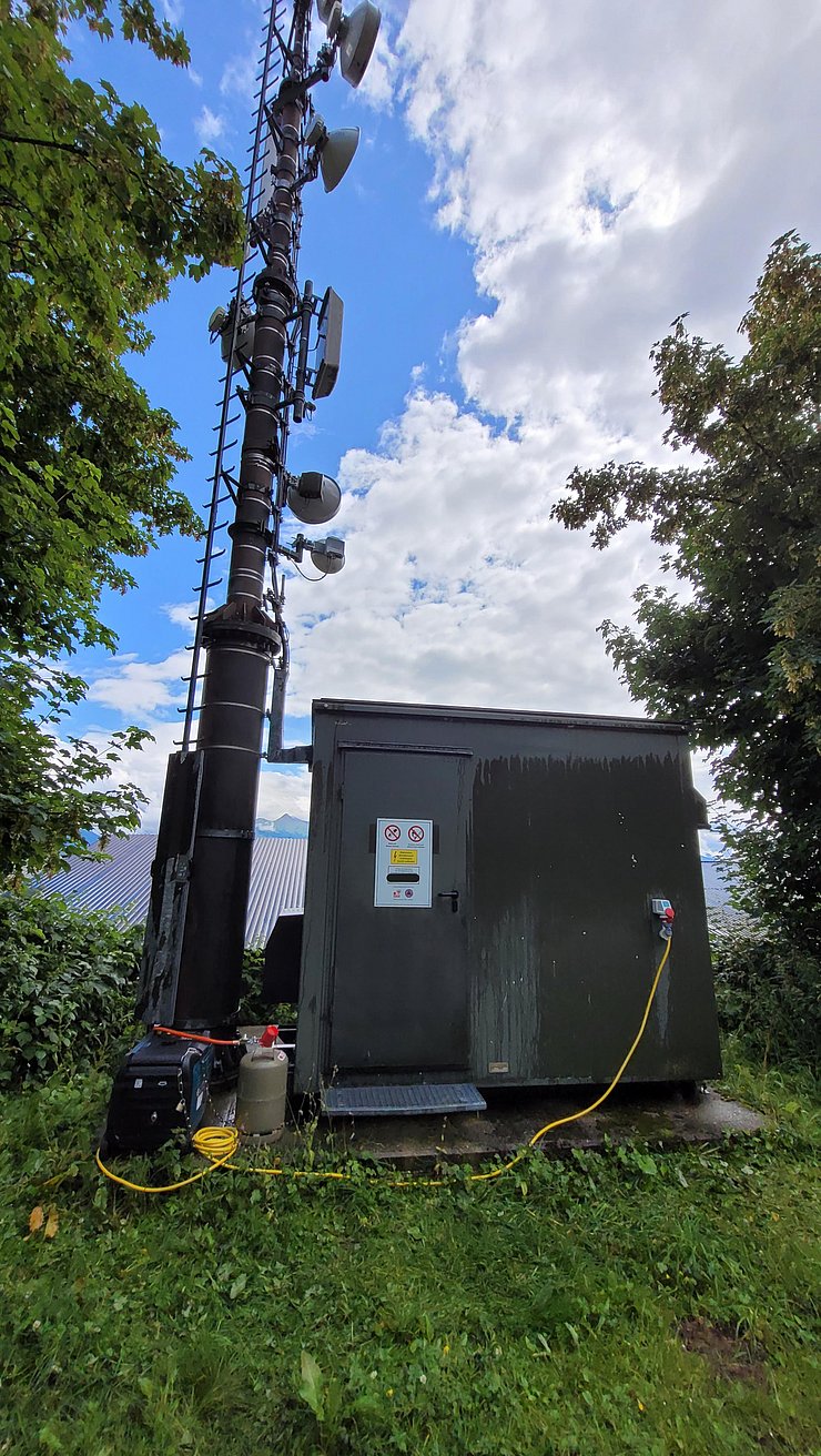 Funkstation: Container mit Funkmasten