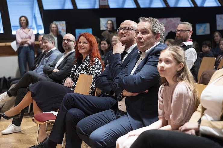 Gemeinsam mit LH Mattle verfolgte auch Peter Schwemberger, Bürgermeister von Volders, das Schulfest im Gemeindesaal. 