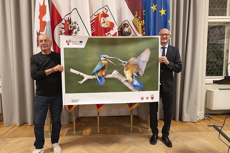 © Land Tirol/Sedlak Titelbildfotograf und Landeshauptmann präsentieren Kalender