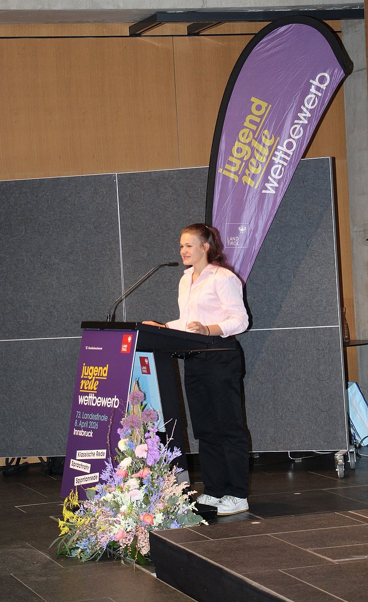 Jugendliche spricht in Mikrofon