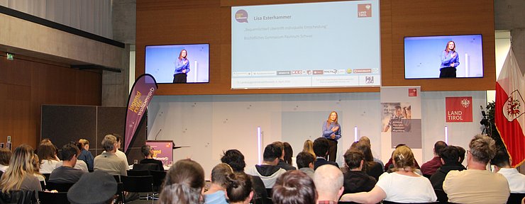 Jugendliche auf der Bühne