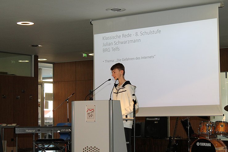 Jugendlicher spricht in Mikrofon