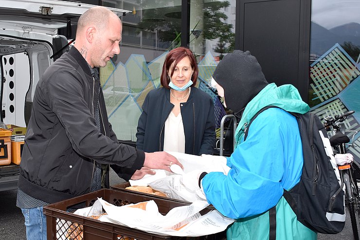 Landesrätin Fischer und Reinhold Happ verteilen warme Mahlzeiten an bedürftige Menschen und Wohnungslose.