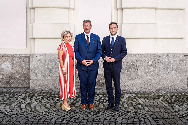 Jakob Wolf ist der Landtags-Präsident (Bildmitte). Wenn er nicht da ist, vertreten ihn sein Stellvertreter Dominik Mainusch (rechts im Bild) oder seine Stellvertreterin Elisabeth Blanik (links im Bild)
