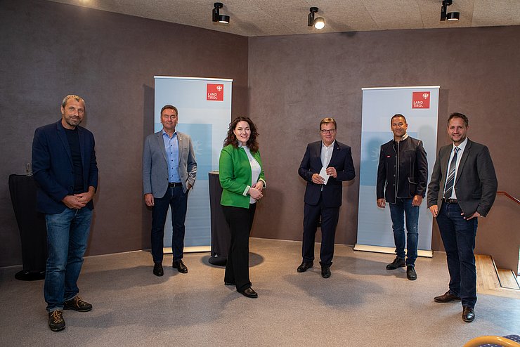 (V. li.) Ernst Partl Naturpark Kaunergrat, BM, LHstvIn, LH, TVB Schultes, Alpenzoo Direktor Andre Stadler