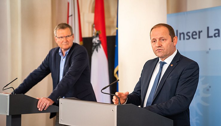 V. li. Andreas Ermacora (Präsident des Österreichischen Alpenvereins) mit LHStv Josef Geisler bei der Landespressekonferenz.