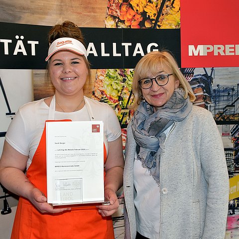 Arbeits- und Bildungslandesrätin Beate Palfrader gratuliert Sarah Berger zum "Lehrling des Monats Februar 2022" an ihrem Arbeitsplatz in Matrei in Osttirol.