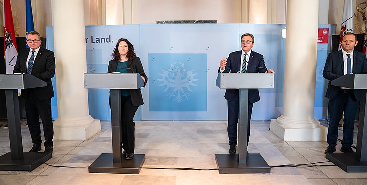 Von links: Landesrat Johannes Tratter, Landeshauptmann-Stellvertreterin Ingrid Felipe, Landeshauptmann Günther Platter sowie Landeshauptmann-Stellvertreter Josef Geisler zu den Unterstützungsmaßnahmen für die Tiroler Gemeinden.