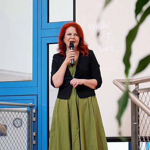 Gesundheitslandesrätin Cornelia Hagele erklärte bei der Eröffnung: „Der Aktionstag an der HLWest zeigt den Schülerinnen und Schülern vor allem eines: dass Gesundheitsberufe die Zukunft sind.“