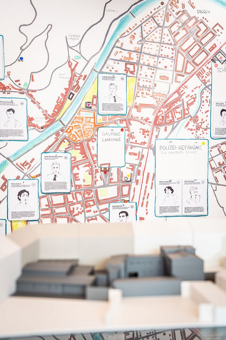 © Land Tirol/Christanell Stadtplan Innsbrucks, im Vordergrund ein Modells des ehemaligen Polizeigefängnisses.