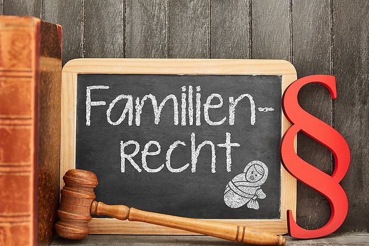 Tafel mit der Aufschrift "Familienrecht"