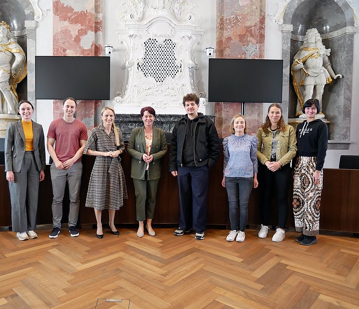 Studierende der Universität Innsbruck mit LTPin Sonja Ledl-Rossmann und LRHDin Monika Aichholzer-Wurzer