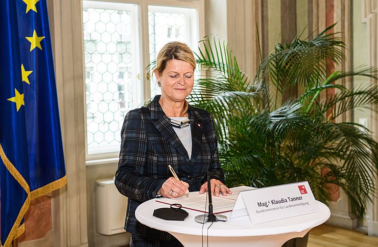 BMin Klaudia Tanner bei der Unterzeichnung des Grundsatzbeschlusses.
