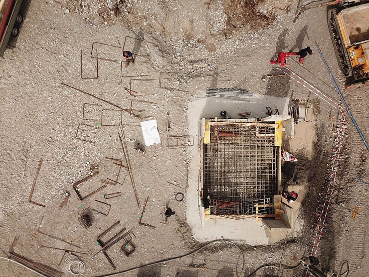 Die Bewehrung wird in das neue Fundament eingebunden.