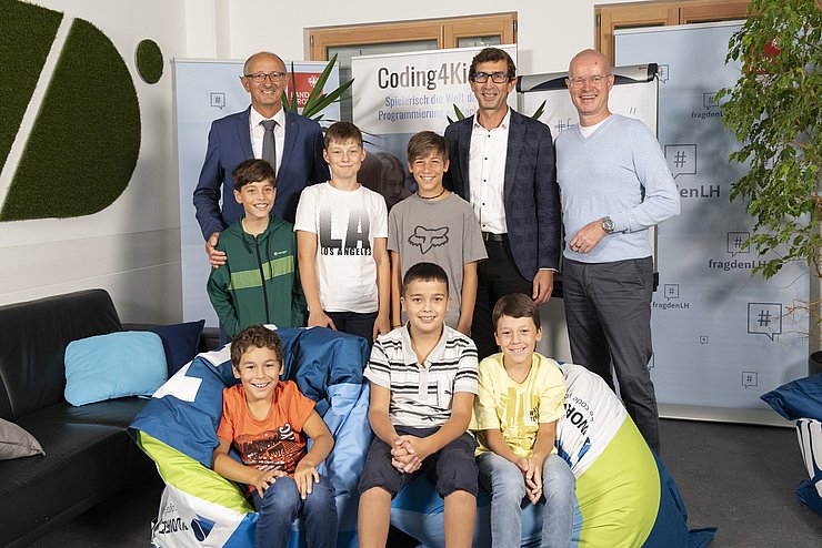 Auf dem Bild ist LH Mattle mit einigen Kindern sowie den Leitern des Programmierkurses Coding4kids zu sehen