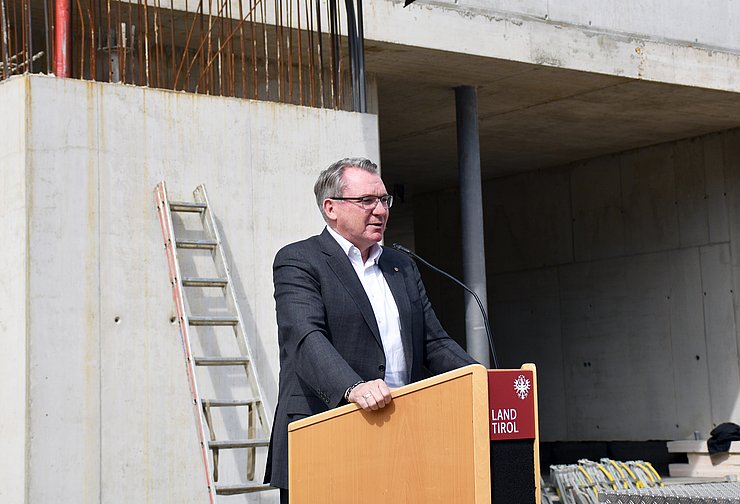 LR Tratter hält Rede vor dem Rohbau