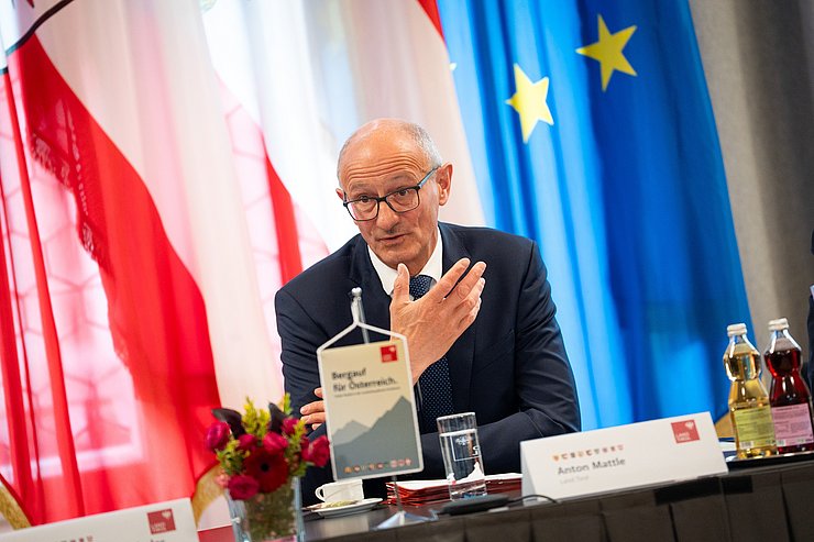 © Land Tirol/Fitsch Der Vorsitzende der Landeshauptleutekonferenz und gastgebende Finanzreferent LH Anton Mattle leitete die Sitzung der FinanzreferentInnen.