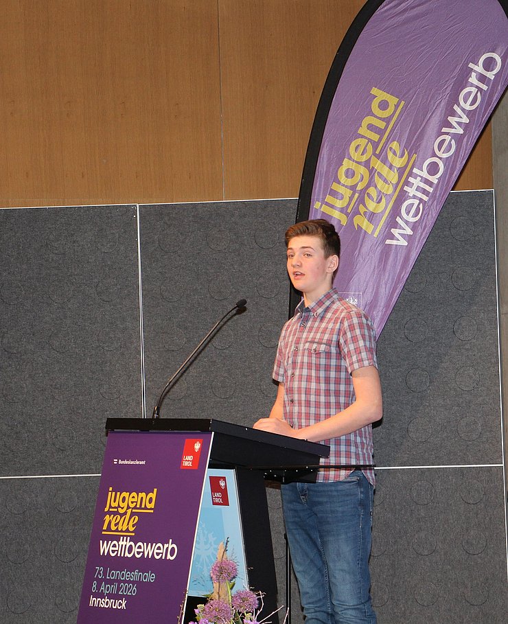 Jugendlicher spricht in Mikrofon