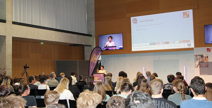 Jugendlicher spricht vor Publikum