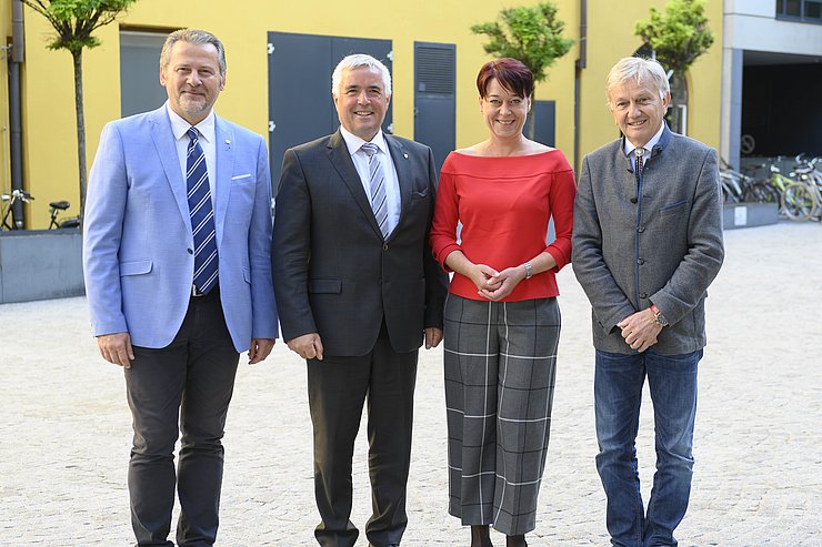 LTPin Sonja Ledl-Rossmann mit (v.li.) Roberto Ciambetti (Präsident des Regionalrates von Veneto und Mitglied des AdR), Josef Noggler (Landtagspräsident von Südtirol) und Walter Kaswalder (Landtagspräsident des Trentino).