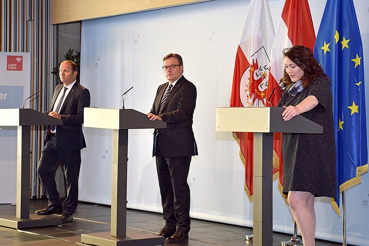 Heutige Pressekonferenz im Tiroler Landhaus: Landeshauptmann Stellvertreter Josef Geisler, Landeshauptmann Günther Platter, Landeshauptmann Stellvertreterin Ingrid Felipe.