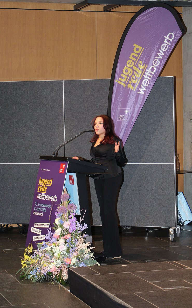 Jugendliche spricht in Mikrofon