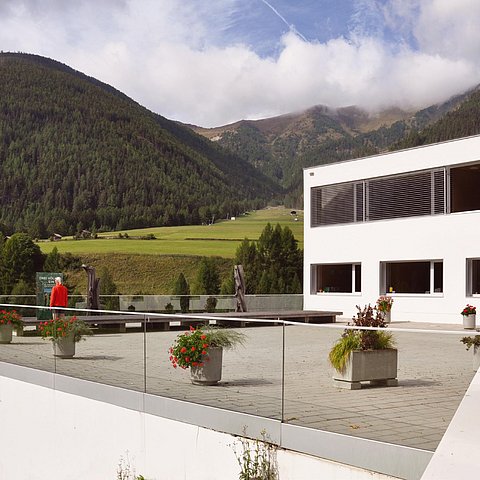 Vor dem Gemeindezentrum in Kals am Großglockner.