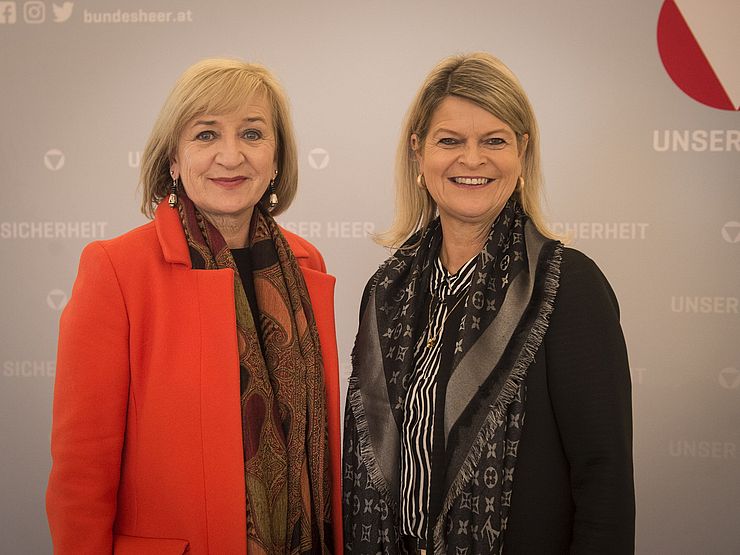 LRin Beate Palfrader gratulierte der ersten Frau zum Ministeramt als Verteidigungsministerin, Klaudia Tanner, in ihrem Büro in Wien.  