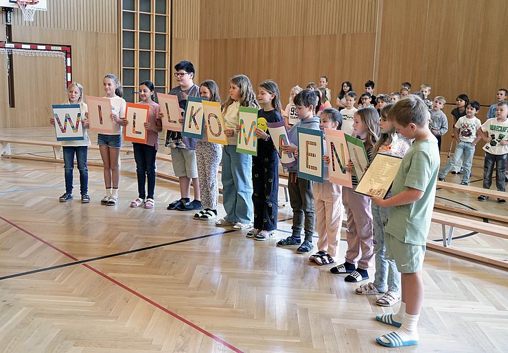 Anschließend statte LRin Hagele der Volksschule Sellrain einen Besuch ab, deren SchülerInnen mit einer ausgeklügelten Willkommens-Choreografie aufwarteten. 