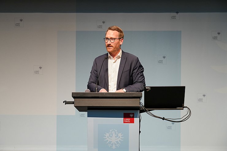 Philip Wohlgemuth bei seiner Rede im Großen Saal im Landhaus