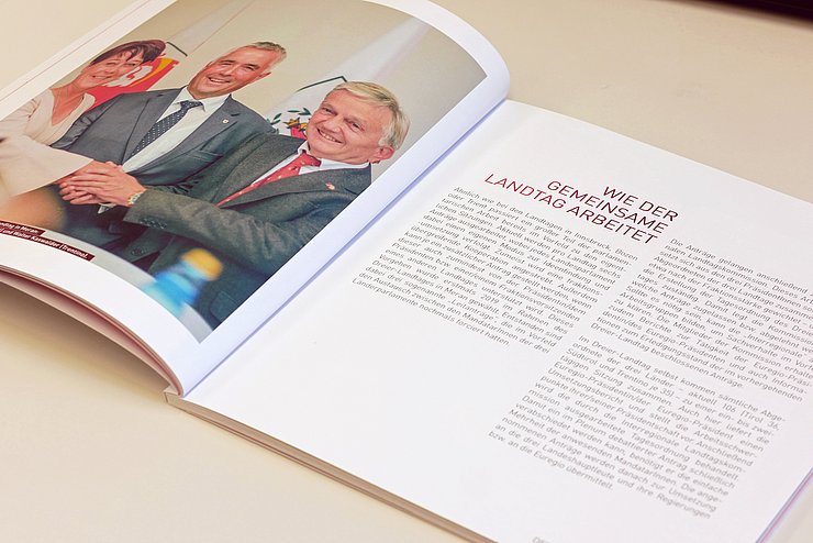 © Landtagsdirektion Tirol/Oswald Aufnahme der Jubiläumsbroschüre mit Gruppenfoto des Präsidiums