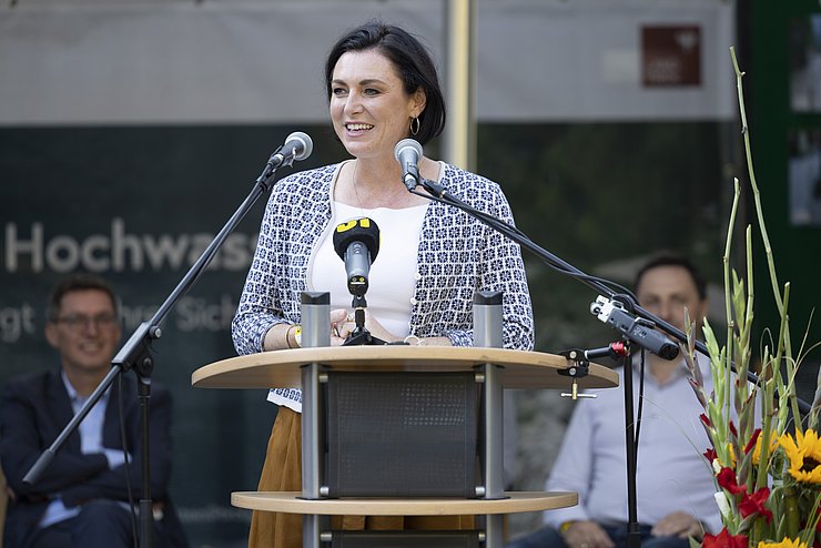 Bundesministerin Elisabeth Köstinger: „Die Ereignisse der letzten Wochen haben uns klar vor Augen geführt, wie wichtig unsere Projekte zum Schutz der Bevölkerung vor Hochwasser sind, gerade in einem alpinen Land wie Tirol."