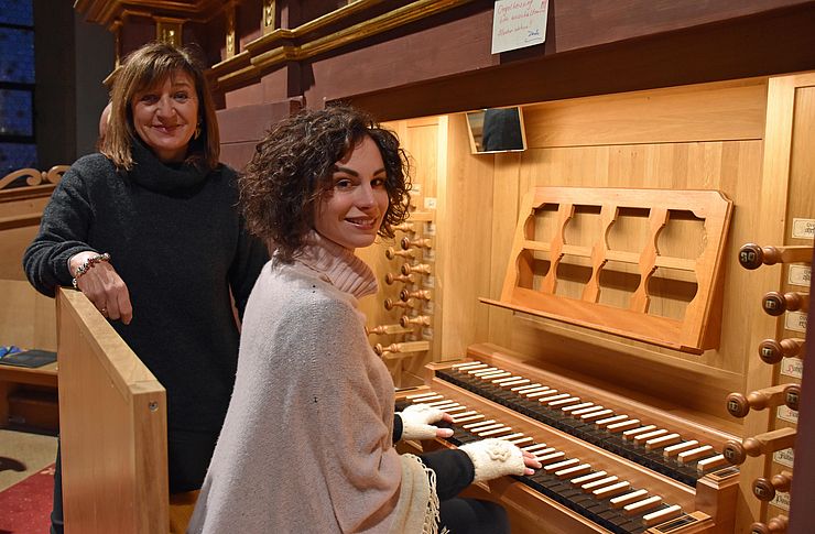 LRin Beate Palfrader mit der künstlerischen Leiterin der Internationalen Orgelakademie Kitzbühel, Katharina Königsfeld, in der Stadtpfarrkirche St. Andreas in Kitzbühel.