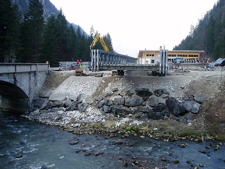 Zusammenbau der Behelfsbrücke, Blickrichtung nach Norden