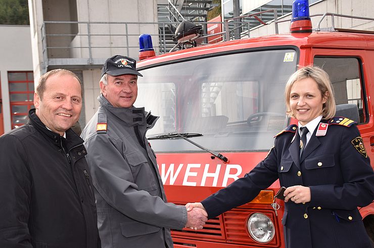 LHStv Josef Geisler und Landesfeuerwehrkommandant Peter Hölzl konnten ein Einsatzfahrzeug auch an eine  kroatische Feuerwehroffizierin übergeben.