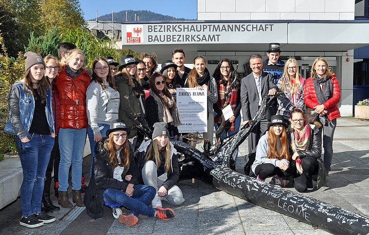 © BH Kufstein / Rinner Schülerinnen und Schüler mit BH Dr. Platzgummer beim Baum