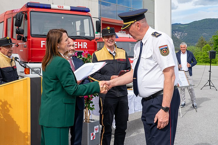 © Landesfeuerverband Tirol/Lintner Auszeichnung des Schulleiters der staatlichen Feuerwehrschule in Zagreb Berislav Hengl mit dem Verdienstzeichen des Landes-Feuerwehrverbandes Tirol Stufe IV in Bronze für die kameradschaftliche Partnerschaft.