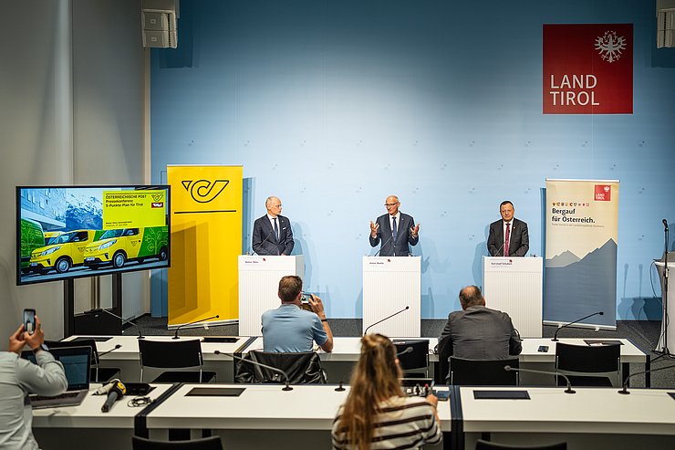 © Land Tirol/Fitsch Medienraum Landhaus mit drei Rednern