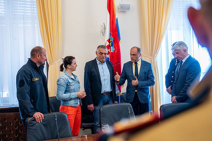 Tomislav Stokic, Landesrätin Astrid Mair, Peter Logar, Zoran Sikic und Bozidar Longin sind in einem Gespräch.