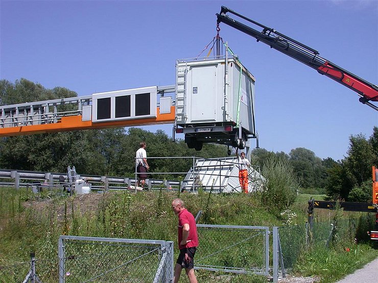 der Ersatz-Container wird in Position gebracht
