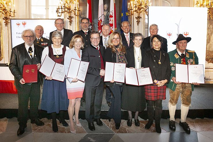 LH Platter (vorne Mitte) und LH Kompatscher mit den EhrenzeichenträgerInnen des Jahres 2019.