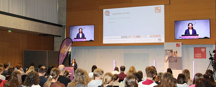 Jugendliche spricht vor Publikum